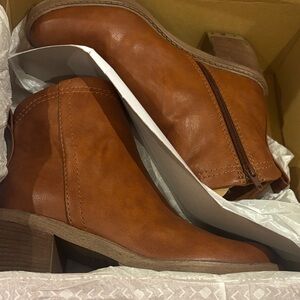 Zodiac Tan Box with White Logo